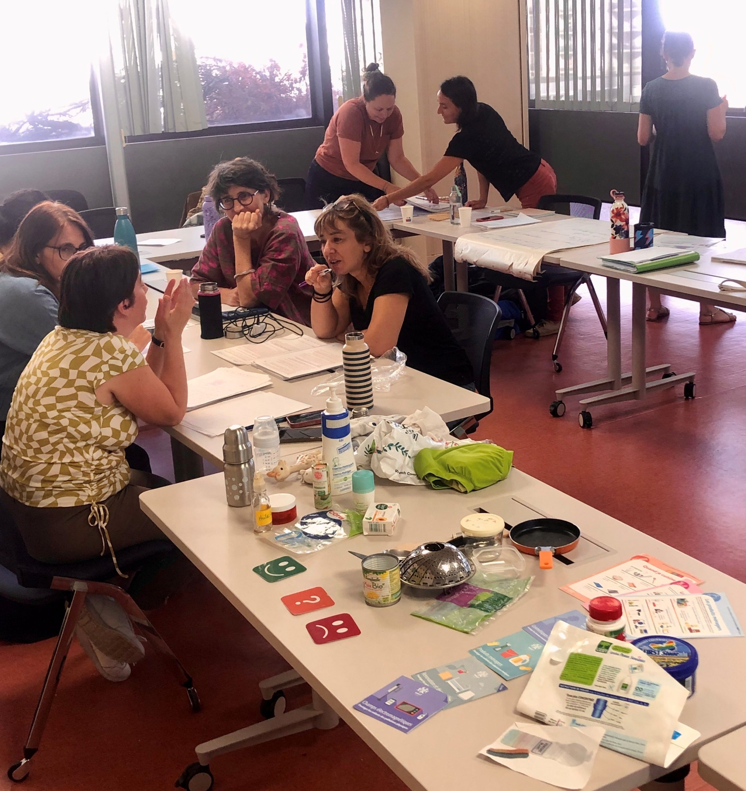 Participantes à la formation NESTING triant les produits sur table